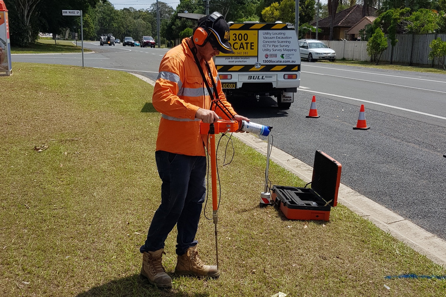 Using acoustic leak detection to find a leaking pressure main | Featured image for the Acoustic Leak Detection service page for 1300Locate.